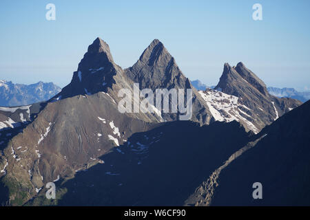 LUFTAUFNAHME aus dem Südosten. Les Aiguilles d'Arves (Höhe: 3515 Meter) und ihre Umgebung von kargen Ländern. Valloire, Savoie, Frankreich. Stockfoto