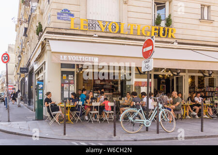 Café Paris Marais - Gönner an Le Voltigeur Cafe im Marais-Viertel von Paris, Frankreich, Europa sitzen. Stockfoto