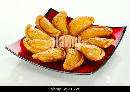 Gujiyas in einem Tablett angeordnet Stockfoto