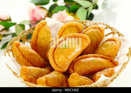 Gujiyas, angeordnet in einem Korb Stockfoto