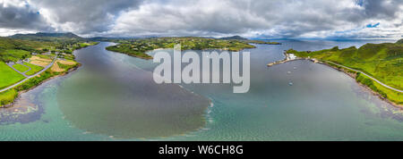Luftaufnahme von Teelin Bay im County Donegal auf den wilden Atlantik weg in Irland. Stockfoto