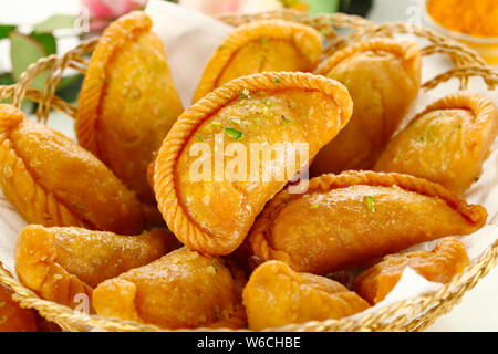 Gujiyas, angeordnet in einem Korb Stockfoto