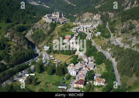 LUFTAUFNAHME. Château-Queyras und das mittelalterliche Dorf Château-Ville-Vielle am rechten Ufer des Flusses Guil. Hautes-Alpes, Frankreich. Stockfoto