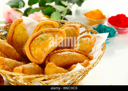 Gujiyas, angeordnet in einem Korb Stockfoto