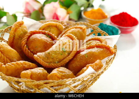 Gujiyas, angeordnet in einem Korb Stockfoto