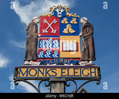 Zwei Mönche im Dorf Zeichen für Monks Eleigh, Suffolk, England, UK enthalten Stockfoto