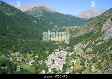 LUFTAUFNAHME. Unberührtes oberes Clarée-Tal mit dem Dorf Névache. Hautes-Alpes, Provence-Alpes-Côte d'Azur, Frankreich. Stockfoto