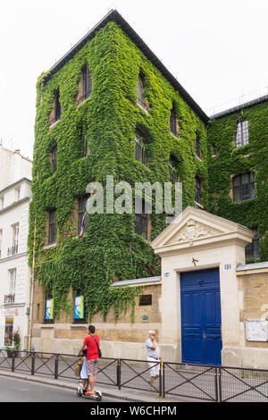 Living Wall Paris - Gebäude mit Vegetation im 10. Arrondissement in Paris, Frankreich, Europa abgedeckt. Stockfoto