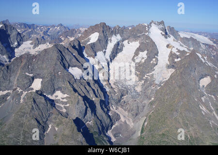 LUFTAUFNAHME. La Meije Gipfel (Höhe: 3983m) im Juli, von Nordosten betrachtet. La Grave, Hautes-Alpes, Frankreich. Stockfoto