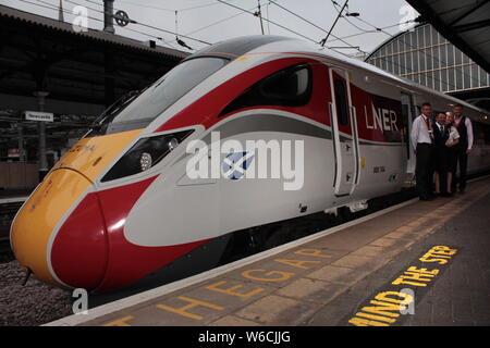 Newcastle upon Tyne, Großbritannien. 1. August, 2019 LNER Eröffnungs AZUMA Flying Scotsman, Edinburgh und London King's Cross, Kredit: DavidWhinham/Alamy Stockfoto