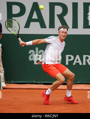 Norwegische tennis player Casper Ruud spielt eine Rückhand geschossen bei den French Open 2019, Paris, Frankreich Stockfoto