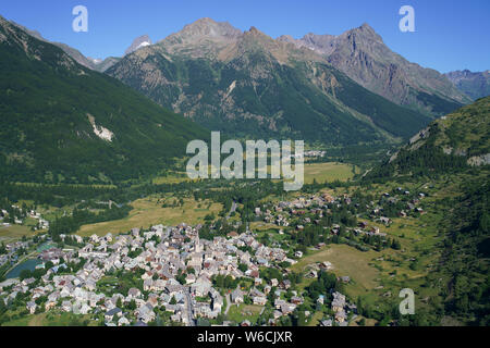 LUFTAUFNAHME. Das Tal von La Guisane mit der Stadt le Monêtier-les-Bains und den hohen Gipfeln des Massivs von Les Écrins. Hautes-Alpes, Frankreich. Stockfoto