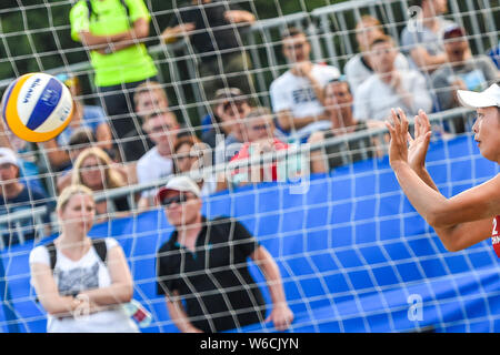 Wien. Juli 31, 2019. Wang Fan von China konkurriert während der Frauen pool G Übereinstimmung zwischen Lüfter-/Wang Xia Xinyi von China und Tanja Huberli/Nina Betschart Schweiz im 2019 FIVB Beach Volleyball World Tour, 31. Juli 2019. Tanja Huberli/Nina Betschart gewann 2-1. Quelle: Guo Chen/Xinhua/Alamy leben Nachrichten Stockfoto