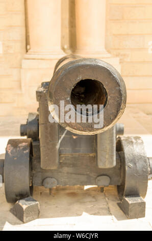 Antiker Kanon vor einem Gebäude in der Altstadt Stadt Valetta Stockfoto