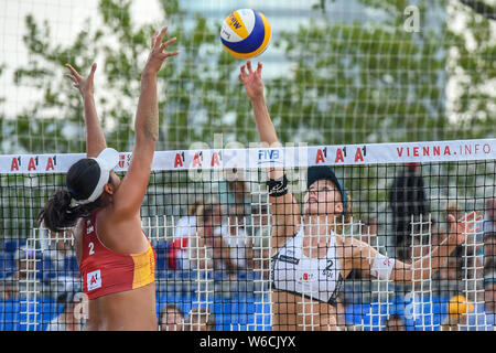 Wien. Juli 31, 2019. Nina Betschart der Schweiz (R) konkurriert während der Frauen pool G Übereinstimmung zwischen Lüfter-/Wang Xia Xinyi von China und Tanja Huberli/Nina Betschart Schweiz im 2019 FIVB Beach Volleyball World Tour, 31. Juli 2019. Tanja Huberli/Nina Betschart gewann 2-1. Quelle: Guo Chen/Xinhua/Alamy leben Nachrichten Stockfoto