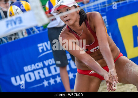 Wien. Juli 31, 2019. Wang Fan von China konkurriert während der Frauen pool G Übereinstimmung zwischen Lüfter-/Wang Xia Xinyi von China und Tanja Huberli/Nina Betschart Schweiz im 2019 FIVB Beach Volleyball World Tour, 31. Juli 2019. Tanja Huberli/Nina Betschart gewann 2-1. Quelle: Guo Chen/Xinhua/Alamy leben Nachrichten Stockfoto