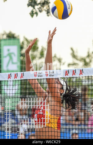 Wien. Juli 31, 2019. Wang Fan von China konkurriert während der Frauen pool G Übereinstimmung zwischen Lüfter-/Wang Xia Xinyi von China und Tanja Huberli/Nina Betschart Schweiz im 2019 FIVB Beach Volleyball World Tour, 31. Juli 2019. Tanja Huberli/Nina Betschart gewann 2-1. Quelle: Guo Chen/Xinhua/Alamy leben Nachrichten Stockfoto