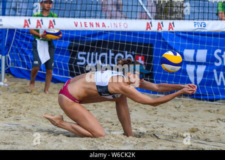 Wien. Juli 31, 2019. Tanja Huberli der Schweiz konkurriert während der Frauen pool G Übereinstimmung zwischen Lüfter-/Wang Xia Xinyi von China und Tanja Huberli/Nina Betschart Schweiz im 2019 FIVB Beach Volleyball World Tour, 31. Juli 2019. Tanja Huberli/Nina Betschart gewann 2-1. Quelle: Guo Chen/Xinhua/Alamy leben Nachrichten Stockfoto