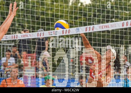 Wien. Juli 31, 2019. Wang Fan von China konkurriert während der Frauen pool G Übereinstimmung zwischen Lüfter-/Wang Xia Xinyi von China und Tanja Huberli/Nina Betschart Schweiz im 2019 FIVB Beach Volleyball World Tour, 31. Juli 2019. Tanja Huberli/Nina Betschart gewann 2-1. Quelle: Guo Chen/Xinhua/Alamy leben Nachrichten Stockfoto