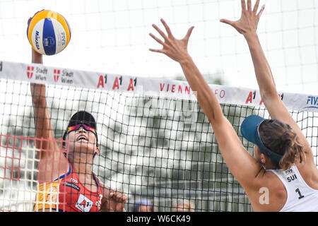 Wien. Juli 31, 2019. Xia Xinyi (L) von China konkurriert während der Frauen pool G Übereinstimmung zwischen Lüfter-/Wang Xia Xinyi von China und Tanja Huberli/Nina Betschart Schweiz im 2019 FIVB Beach Volleyball World Tour, 31. Juli 2019. Tanja Huberli/Nina Betschart gewann 2-1. Quelle: Guo Chen/Xinhua/Alamy leben Nachrichten Stockfoto