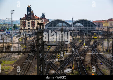 Gleise Richtung Hlavní nádraží, Prager Hauptbahnhof Stockfoto