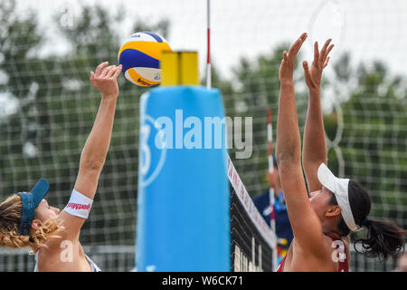 Wien. Juli 31, 2019. Wang Ventilator (R) von China blockiert die Kugel von Nina Betschart der Schweiz während der Frauen pool G Übereinstimmung zwischen Lüfter-/Wang Xia Xinyi von China und Tanja Huberli/Nina Betschart Schweiz im 2019 FIVB Beach Volleyball World Tour, 31. Juli 2019. Tanja Huberli/Nina Betschart gewann 2-1. Quelle: Guo Chen/Xinhua/Alamy leben Nachrichten Stockfoto