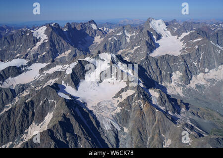 LUFTAUFNAHME. Les Écrins Massiv mit dem Mont Pelvoux (Horizont, links) und La Barre des Écrins (Horizont, rechts). Pelvoux, Hautes-Alpes, Frankreich. Stockfoto