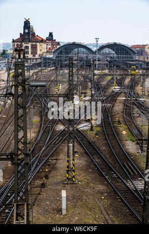 Gleise Richtung Hlavní nádraží, Prager Hauptbahnhof Stockfoto