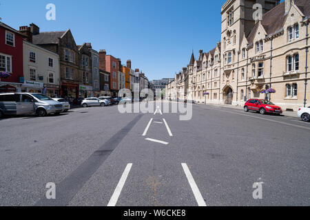 Oxford, Großbritannien, 29. Juni 2019: Der Blick entlang der approriaately namens Broad Street Stockfoto