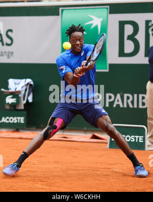 Französischen Tennisspieler Gael Monfils spielen Rückhand geschossen im French Open 2019 Tennis Turnier, Paris, Frankreich Stockfoto