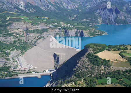 LUFTAUFNAHME. Staudamm des Serre-Ponçon-Sees: Wasserspeicher aus den Wasserwegen Durance und Ubaye. In Rousset (rechtes Ufer) und La Bréole (linkes Ufer), Frankreich. Stockfoto