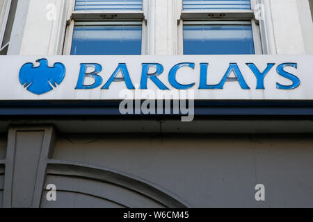 London, Großbritannien. 01 Aug, 2019. Logo der Barclays Bank in London. Die Barclays Bank hat heute vorgestellt 83 pc erhöht die Gewinne in der ersten Hälfte des Jahres, seine beste Leistung seit fast einem Jahrzehnt. Credit: SOPA Images Limited/Alamy leben Nachrichten Stockfoto