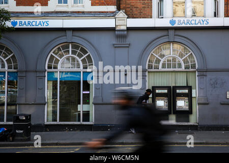 London, Großbritannien. 01 Aug, 2019. Ein Radfahrer vorbei der Zweig der Barclays Bank in London. Die Barclays Bank hat heute vorgestellt 83 pc erhöht die Gewinne in der ersten Hälfte des Jahres, seine beste Leistung seit fast einem Jahrzehnt. Credit: SOPA Images Limited/Alamy leben Nachrichten Stockfoto