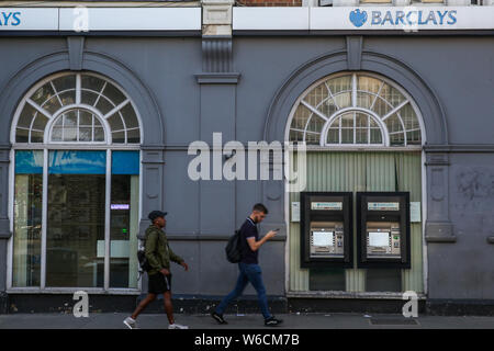 London, Großbritannien. 01 Aug, 2019. Menschen gehen vorbei an einem Zweig der Barclays Bank in London. Die Barclays Bank hat heute vorgestellt 83 pc erhöht die Gewinne in der ersten Hälfte des Jahres, seine beste Leistung seit fast einem Jahrzehnt. Credit: SOPA Images Limited/Alamy leben Nachrichten Stockfoto