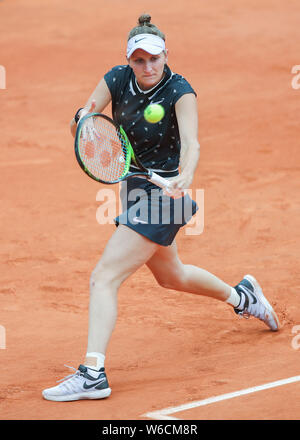 Tschechische Tennisspieler Marketa Vondrousova spielen eine Rückhand geschossen im French Open 2019 Turnier, Paris, Frankreich Stockfoto