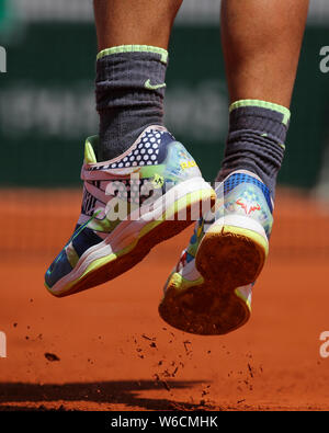 Füße der Spanische Tennisspieler Rafael Nadal während singles Männer Match in French Open 2019 Tennis Turnier springen Stockfoto