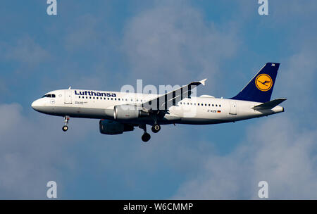 Kamari, Griechenland - 14 Juli 2019: Lufthansa Flug LH 1764 aus München kommt in Santorini zu Land aus Kamari Beach gesehen Stockfoto