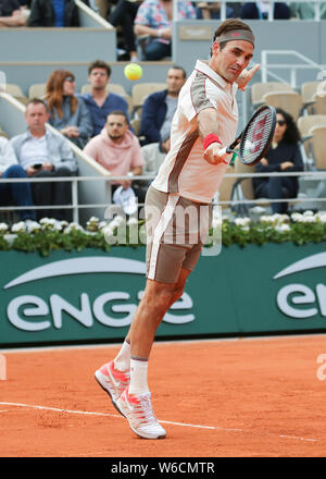 Schweizer Tennisspieler Roger Federer spielt eine Rückhand geschossen im French Open 2019 Turnier, Paris, Frankreich Stockfoto