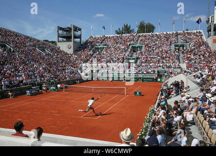 Schweizer Tennisspieler Roger Federer spielen zurück während der French Open 2019, Paris, Frankreich Stockfoto