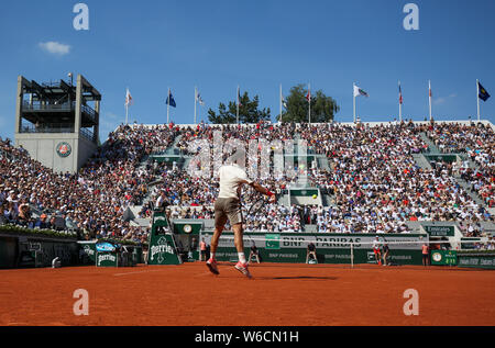 Schweizer Tennisspieler Roger Federer spielen Vorhand Schuß während der French Open 2019, Paris, Frankreich Stockfoto