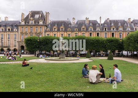 Paris Place des Vosges - Blick auf den Place des Vosges und einer seiner vier Brunnen im Marais-Viertel von Paris, Frankreich, Europa. Stockfoto