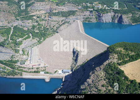 LUFTAUFNAHME. Staudamm des Serre-Ponçon-Sees: Wasserspeicher aus den Wasserwegen Durance und Ubaye. In Rousset (rechtes Ufer) und La Bréole (linkes Ufer), Frankreich. Stockfoto