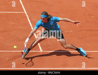 Griechische tennis player Stefanos Tsitsipas spielen eine Rückhand geschossen im French Open 2019 Turnier, Paris, Frankreich Stockfoto