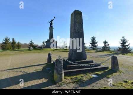 Denkmal für General Kellermann bei Valmy (nord-östlichen Frankreich). Der Obelisk, der die Herzen von Kellermann und die Statue von Kellermann schwingt seine sa Stockfoto