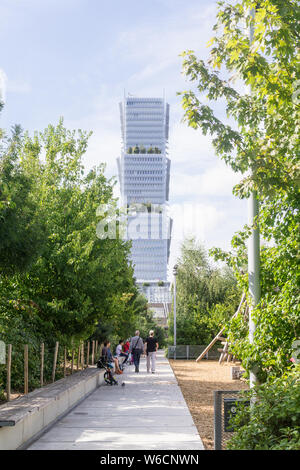 Ansicht des neuen Palais de Justice aus dem Martin Luther King Park im Batignolles Viertel von Paris, Frankreich, Europa. Stockfoto