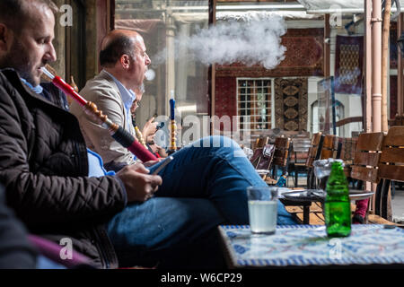 Drei türkische Männer rauchen Wasserpfeife mit Shisha in einem Spezialgebiet Cafe im Zentrum von Istanbul, Türkei Stockfoto