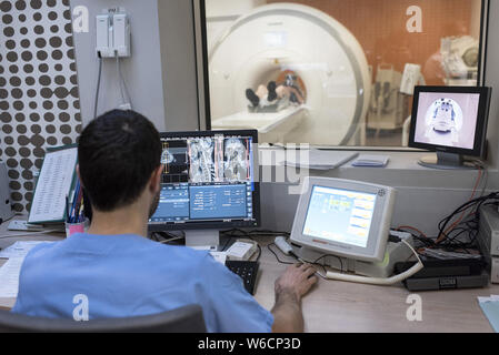 Clermont-Ferrand (Frankreich). Radiologie am Universitätsklinikum. Das medizinische Personal die Prüfung MRT-Bilder. Stockfoto