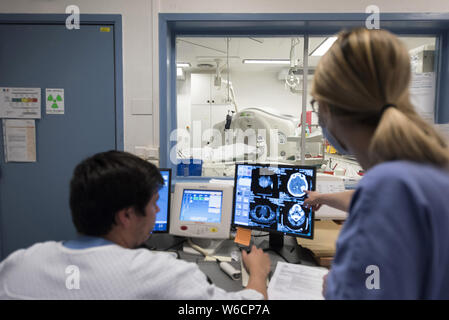 Clermont-Ferrand (Frankreich). Radiologie am Universitätsklinikum. Das medizinische Personal die Prüfung MRT-Bilder. Stockfoto