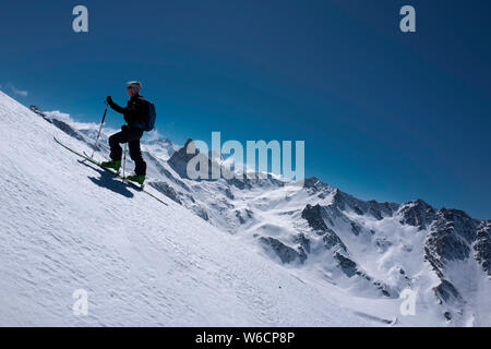 Langlaufen in der Queyras Berge, zwischen dem Departement Hautes-Alpes im Südosten von Frankreich, und dem Piemont im Nordwesten I Stockfoto