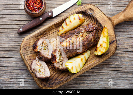 Hackbraten mit Birnen und Mandeln. Rindfleisch Hackbraten auf hölzernen Tisch Stockfoto